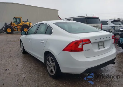 2013 Volvo S60 T5/T5 Platinum/T5 Premier/T5 Premier Plus z USA, uszkodzony, nr VIN YV1612FS8D1213879